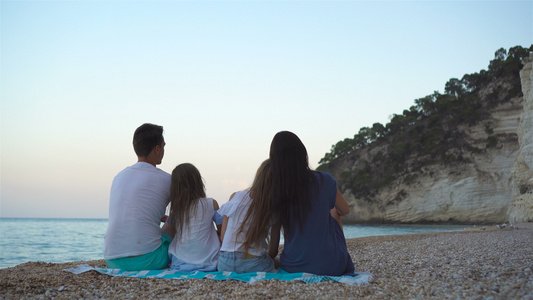 快乐的美丽家庭有孩子在海滩上视频