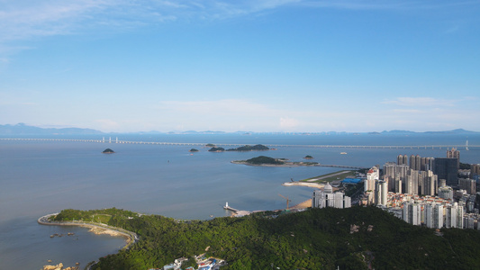 航拍蓝色海洋上的世纪工程港珠澳大桥全景4k素材视频