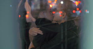 疲累的男孩在巴士站拥抱妈妈21秒视频