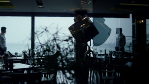 在经典的深色咖啡馆客房内度过时光的帅哥剪影18秒视频