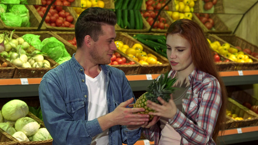 夫妻在超市买菠萝视频