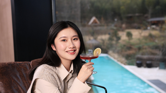度假酒店喝酒放松的年轻女性视频