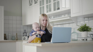 在家工作时照顾婴儿的母亲16秒视频