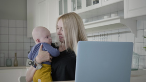 在家工作时照顾婴儿的母亲17秒视频