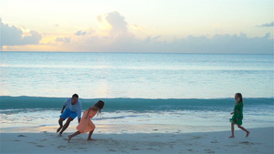 享受海滩度假的爸爸和孩子的家人一起玩耍慢动作30秒视频