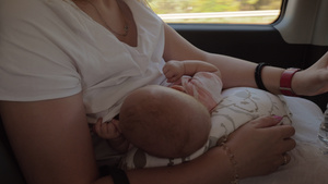 母乳喂养婴儿在汽车里16秒视频