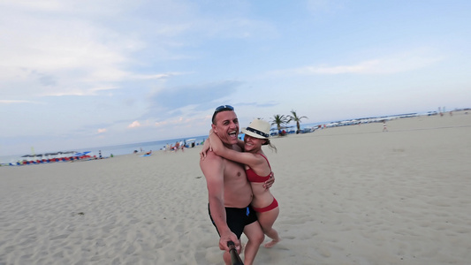 快乐的父亲和女儿拥抱与微笑在沙滩上翻转视频