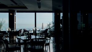 在宽敞的黑暗自助餐厅内部提供午餐桌享有美丽的海景14秒视频