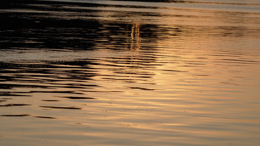 4K实拍日落的湖泊视频