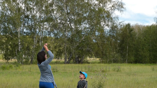 母亲和小儿子在户外放风筝视频