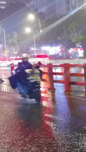 实拍夏季雨中即景梅雨季26秒视频