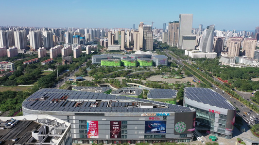 航拍海南海口海航日月广场楼顶光伏发电站太阳能板视频