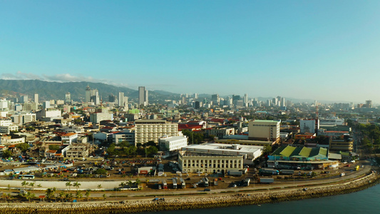 有摩天大楼和建筑物的现代寒冷城市有菲利平斯视频