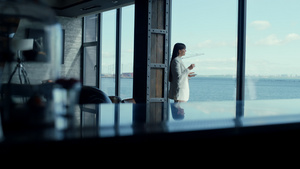 首席执行官女士在欣赏海洋全景窗景的同时享用茶点24秒视频