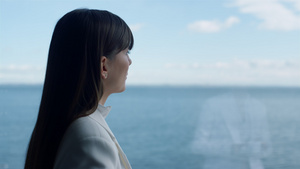 特写女导演思考海洋窗景10秒视频