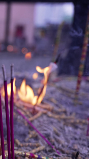 慢镜头升格拍摄素材宗教寺庙香炉烧香祭拜祭祀慢动作58秒视频