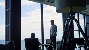 商业夫妇剪影在海洋景观中思考9秒视频