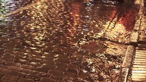 夜光反射沿古城街喷灌的雨水16秒视频