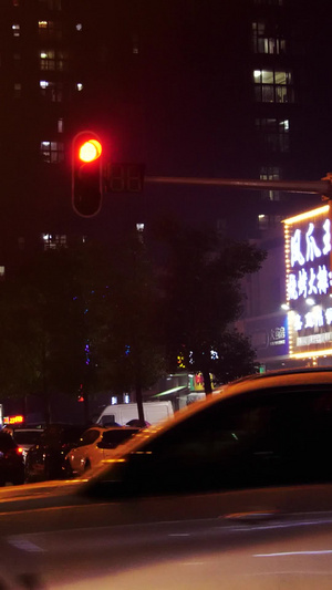 雨夜行车夜晚行驶车辆红绿灯夜晚行车18秒视频