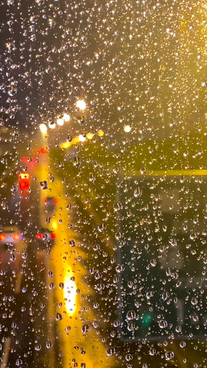 实拍晚上下雨雨水打在玻璃上夜间下雨17秒视频