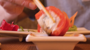日本餐厅寿司卷在酱油中浸泡27秒视频