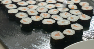 把寿司卷放在盘子上14秒视频