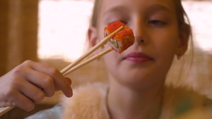 一个年轻的金发美女在吃寿司18秒视频