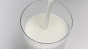 牛奶倒进杯子26秒视频