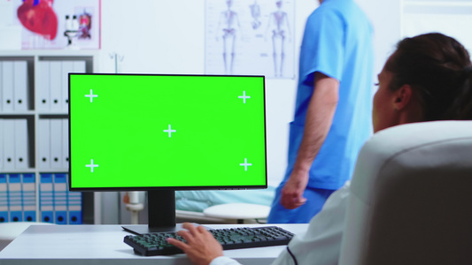 使用绿色屏幕的计算机工作的医生视频