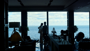 同事剪影在全景海洋窗口讨论项目19秒视频
