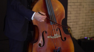 小提琴家男性在演唱会演奏音乐8秒视频
