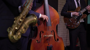 小提琴家男性在演唱会演奏音乐音乐家在舞台上演奏9秒视频