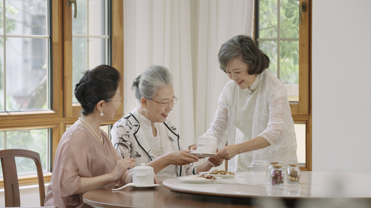 老姐妹将汤端上餐桌视频