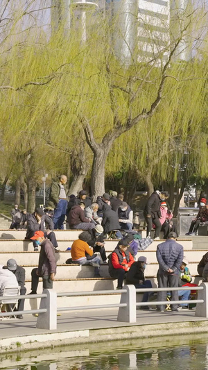 公园湖边一群老年人聚集老太太31秒视频