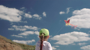 女孩在阳光明媚的夏日玩风筝22秒视频