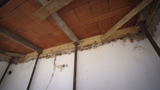 木制关窗配有为铸水泥板而设置的道具支持的木制关窗视频