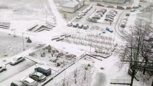 房子窗外的风景是雪落下的视频