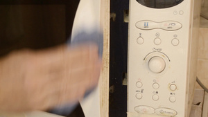 一个男人用湿布擦洗微波炉门14秒视频