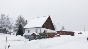 暴雪中的农村家庭10秒视频