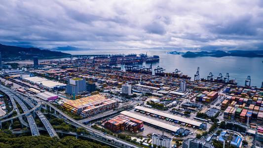 8K航拍繁忙的深圳盐田港物流码头运输车流延时视频