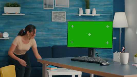 用强大的计算机模拟绿色屏幕染色体键在办公桌上站立视频