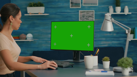 从事个人计算机工作的妇女并模拟绿色屏幕染色体显示器视频