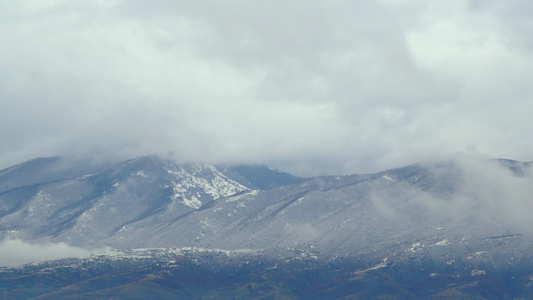 漂浮云中雪山的美丽时空折叠视频