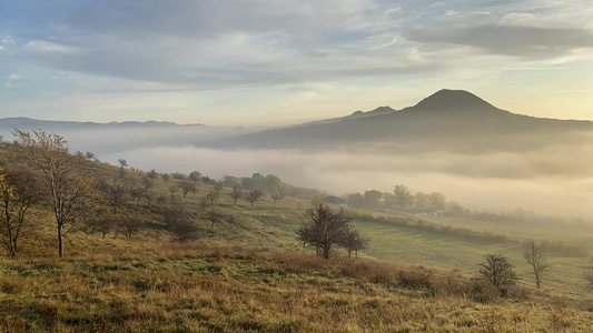 在中部波西米亚高原切希共和国的迷雾早晨视频