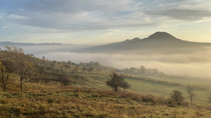 在中部波西米亚高原切希共和国的迷雾早晨6秒视频