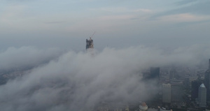 4K航拍冲上云霄青岛城市平流雾49秒视频