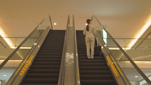 女性乘坐自动扶梯19秒视频