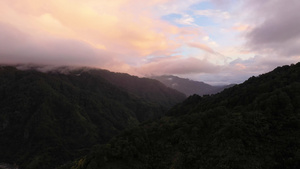 日落时山顶上覆盖着青云润松岛菲利平山脉空中观察的紧要14秒视频