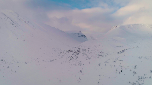 无人驾驶飞机在雪山上飞向前方空中观察准备射击视频