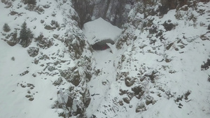 山上的冰洞从无人机看20秒视频
